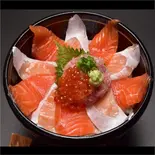 美味しさにさ迷う箸「サーモン丼」（寿司屋の海鮮丼 サーモンの翔 本八幡店 Powered by 京樽）