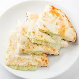 ゴルゴンゾーラチーズのナン Gorgonzola Cheese Naan(インド&タイ・エスニック料理 ディップパレス 飯田橋サクラテラス店 / Dippalace Iidabashi Sakura Terrace)