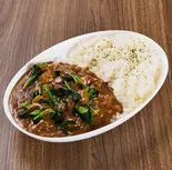 牛すじほうれん草カレー（白金食堂）
