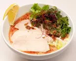 鶏叉焼まし濃厚旨辛鶏白湯麺(薬味ネギ、レモン、鶏叉焼4枚、サニーレタス、フライドオニオン、糸唐辛子)(トクベツ。)