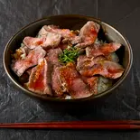 厚切りローストビーフ丼 肉150g（厚切りローストビーフ丼しか勝たん）