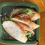 スモークサーモンとクリームチーズのバケットサンド（Cafe＆EatOMP）