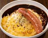 炙りチーズデミオムライス＆粗挽きソーセージ（とろとろオムライスのオムタマ亭）