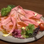 A5黒毛和牛イチボの極みローストビーフ丼 (90g)（めがね食堂à la gri）