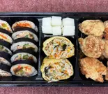 C-4 海苔巻き＆唐揚げ弁当<<김밥＆후라이드치킨도시락>>Kimbap ＆ Fried Chicken Lunch Box（Welcome Ikemen）