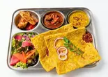エッグロティセット(エッグロティ二枚、セレクトカレー、豆カレー、フィッシュロールス、サラダ)（MEALS＆ROTTI by PAHANA）