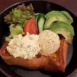 タマゴサラダとアボカドのサラダ風もっちりフレンチ(ワンズハウス)