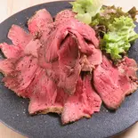 贅沢肉盛り熟成ローストビーフ丼（熟成ローストビーフ専門 禅 すすきの店）