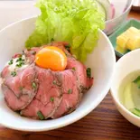 【当店人気NO.2】ローストビーフ丼(スペイン風バル アルコイリス Cafe & Bar arcoiris)