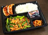 ニンニクの芽と豚肉炒め弁当（餃子の安亭 思い出横丁新宿大本店）