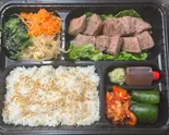 サイコロステーキ弁当（焼肉たまき 京橋店）