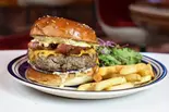 227g パイナップルチーズベーコンバーガーPINEAPPLE CHEESE BACON BURGERフレンチフライSサイズ付き（BURGERLION MEAT CRUSADERS）