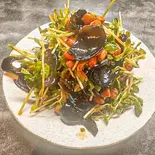 豆苗拌木耳/豆苗と木耳の和え物（江記 香港料理 打邊炉）