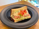シンプルなBLT+タルタル（IWO HASAMU）