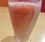 イチゴラッシー/strawberry lassi（【ドバイ5ッ星ホテル出身シェフの店】インドネパール料理ダイニングバー ジョティ）