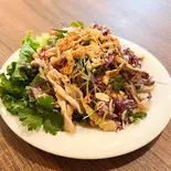 鶏肉・ミック野菜和え GỎI GÀ XÉ PHAY(ベトナム料理チェーサインレストラン)