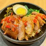 牛すね肉と鹽焗雞丼（王富貴黃燜鷄）