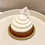 白いタルト（【タルトとアイスのお店】ミニョンリュクス mignon luxe）