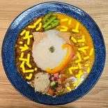 チーズあいがけスパイスカレー（大社のまねき）