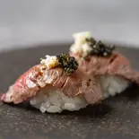 土佐のあかうしの炙り寿司（赤身肉ステーキダイナー アカウシ）