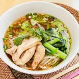 鶏肉のタイ風ラーメン Thai Chicken Ramen ก๋วยเตี๋ยวไก่（タイ料理ガンエン溝口店 Ganen Mizonokuchi）