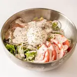 半熟卵のシーザーサラダ(メガ盛りからあげとぶた丼 まんぞく屋 平岸店)