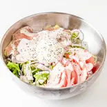半熟卵のシーザーサラダ（【産地直送‼️】俺の新鮮ネギトロ丼 北大前店）