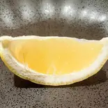 カットレモン(唐揚げの付け合わせ)（青山餃子房 船橋店）