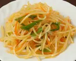 ジャガイモ千切りの酢辛炒めsour and spicy shredded potatoes酸辣土豆丝(星宿飯店 湯島店)