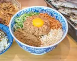 煮干しまぜそばと高菜マヨ丼セット（吉岡マグロ節センター）