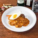 目玉焼きハンバーグカレー（カレーとクラフトビール・ロンロン）