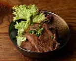 黒毛和牛カルビ丼（厚切り牛タン食べ放題朧まつ塚本店）