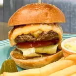 チーズバーガー (ポテト・ピクルス付き)（SAUCE UP BUGER）