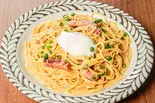 黒七味のスパイシーカルボナーラ～温玉のせ～（元祖 壁の穴 曳舟店）