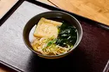 おすすめ！関西お出汁のワカメうどん（パーラー躙口）