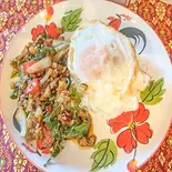 豚挽き肉のガパオライス目玉焼き添え(タイ料理と創作料理のお店トーンチャーン tairyouritosousakuryourinoomisetorngchang)