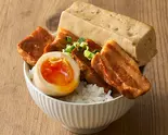 豚角丸丼(染み豆腐と半熟煮卵) Butakakumaru Rice Bowl（トロじゅわ煮込食堂 豚角丸 内田橋）
