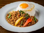 65 ガパオムー(豚肉ガパオライスに目玉焼き)（タイ料理 ウライワン）