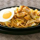 ホルモン目玉焼きそば(鉄板やきそば 名古屋店)