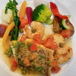 北海道産 ホタテ、海老と天然真鯛のポワレ フレッシュトマトとケッパーの焦がしバターグルノブワーズ（レストラン ラ・セゾン）