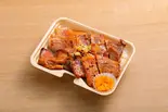 北海道産 特盛ピリ辛豚丼弁当 ロース・肩ロース・バラ相盛（帯広豚丼 十勝晴れ 時計台店）