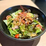 和風チキンサラダ〜パリパリガーリック〜（大阪お好み焼きともくん家 新橋本店）