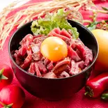 【たまご付】炙りユッケ風・ローストビーフ丼（ハラミ・ローストビーフ丼 ハラミと米 心斎橋本店）