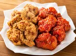 フライドチキンとヤンニョムチキンのハーフ＆ハーフ(1人前)（【サムギョプサル＆韓国弁当専門店】チョデ新井薬師前店）