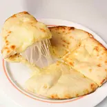 【とろーり】チーズナン Cheese Naan（GURUNG CURRY HOUSE）