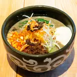 温泉卵四川担々麺(くろ)（四川坦々麺 赤くろ）