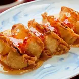 チリソースがけ揚げ餃子(5個入り)fried dumplings in chili sauce.（台湾牛肉炒飯 新宿店 Taiwan Beef Fried Rice）