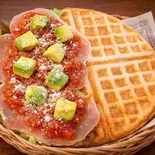 生ハムアボカドトマト＆サルサソースピザっフル（ピザ＆ワッフル バスターズ (PIZZA＆WAFFLE BUSTERS)）