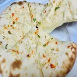 ガーリックチーズナン Garlic Cheese Naan(ASIAN DINING SAINO)