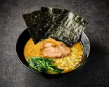 ラーメン(チャーシュー1枚、ほうれん草、薬味ネギ、海苔3枚)（横浜家系ラーメン まこ家 大森店）